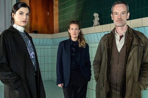 "Tatort: Blut und Wasser" v.l.n.r.: Die neue Kommissarin Leo Sturm (Sophia Mercedes Burtscher), Ira Klasnić (Alessija Lause) u