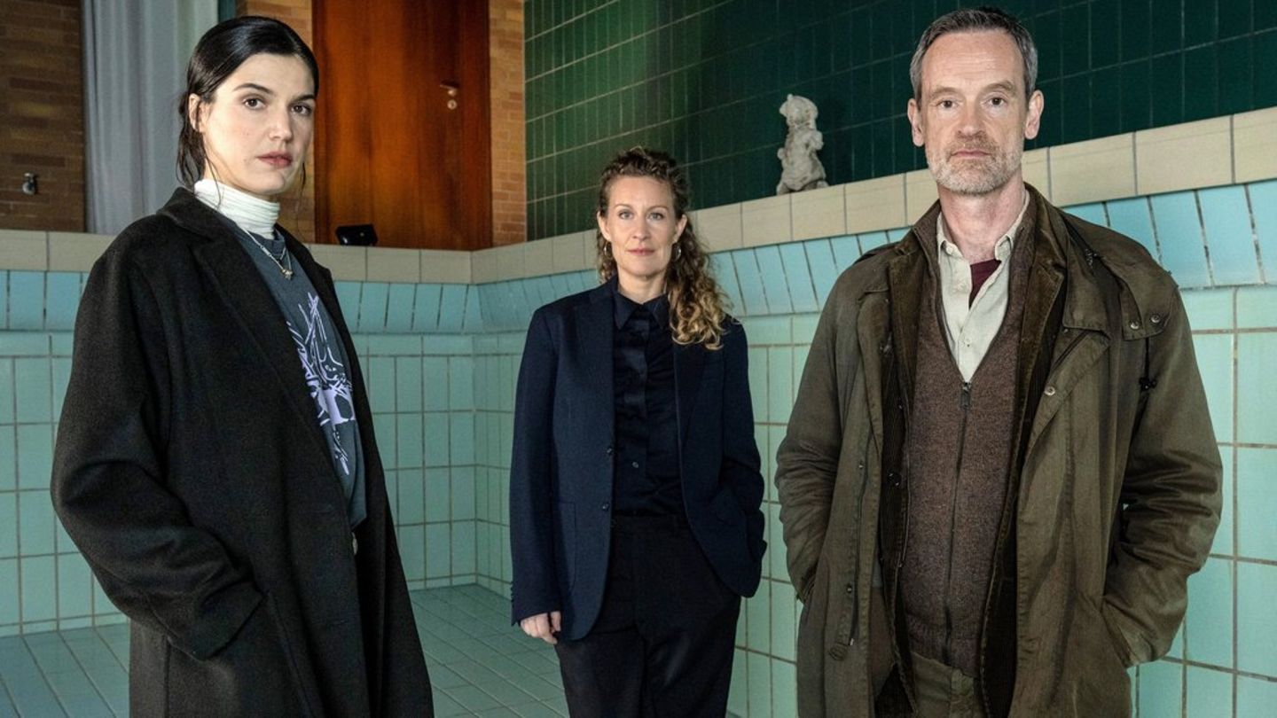 "Tatort: Blut und Wasser" v.l.n.r.: Die neue Kommissarin Leo Sturm (Sophia Mercedes Burtscher), Ira Klasnić (Alessija Lause) u
