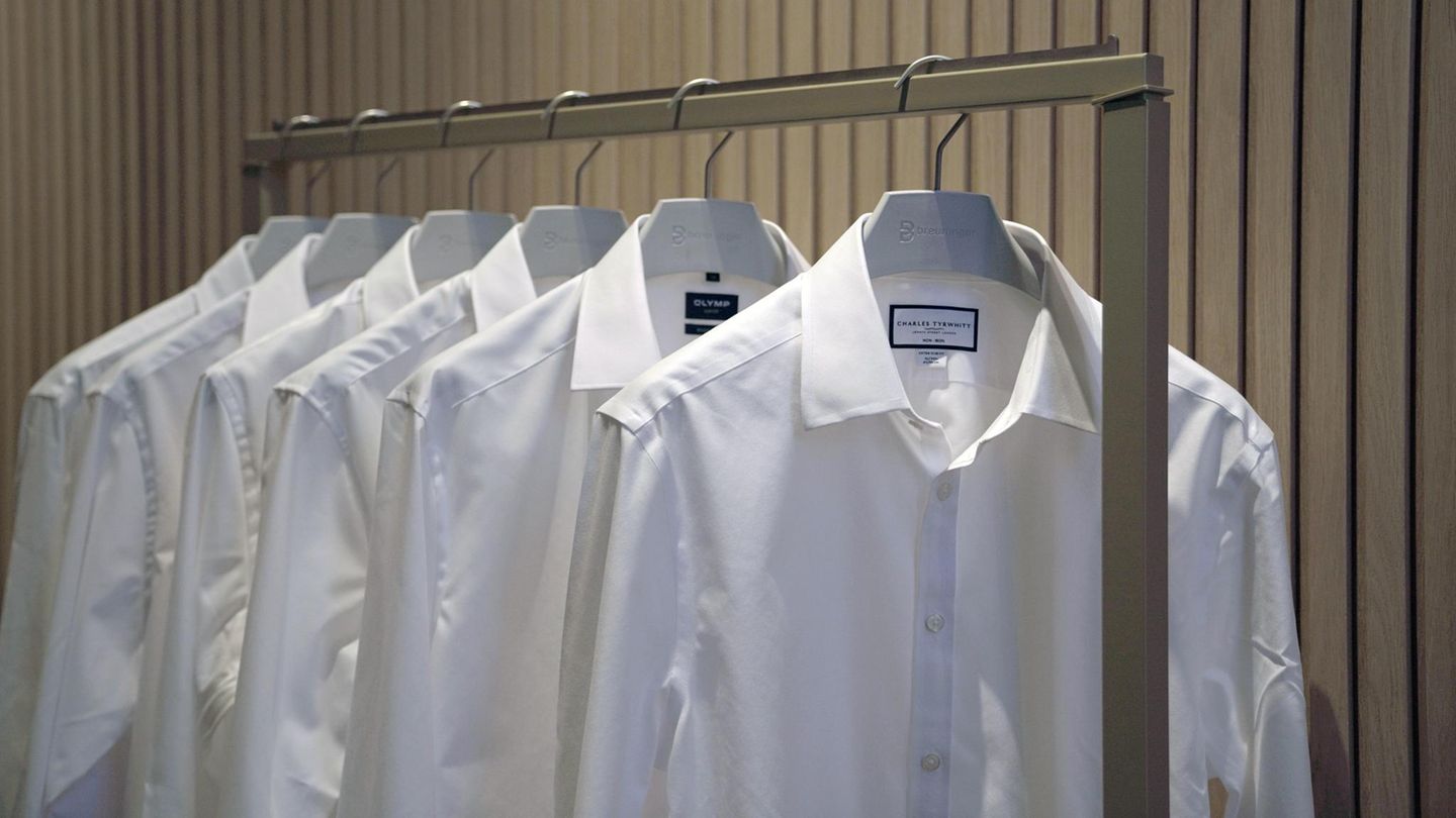 Die sechs getesteten Hemden an einer Kleiderstange