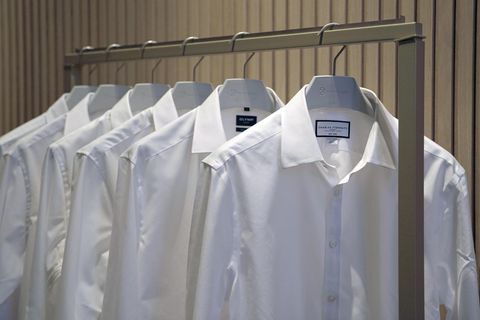 Die sechs getesteten Hemden an einer Kleiderstange
