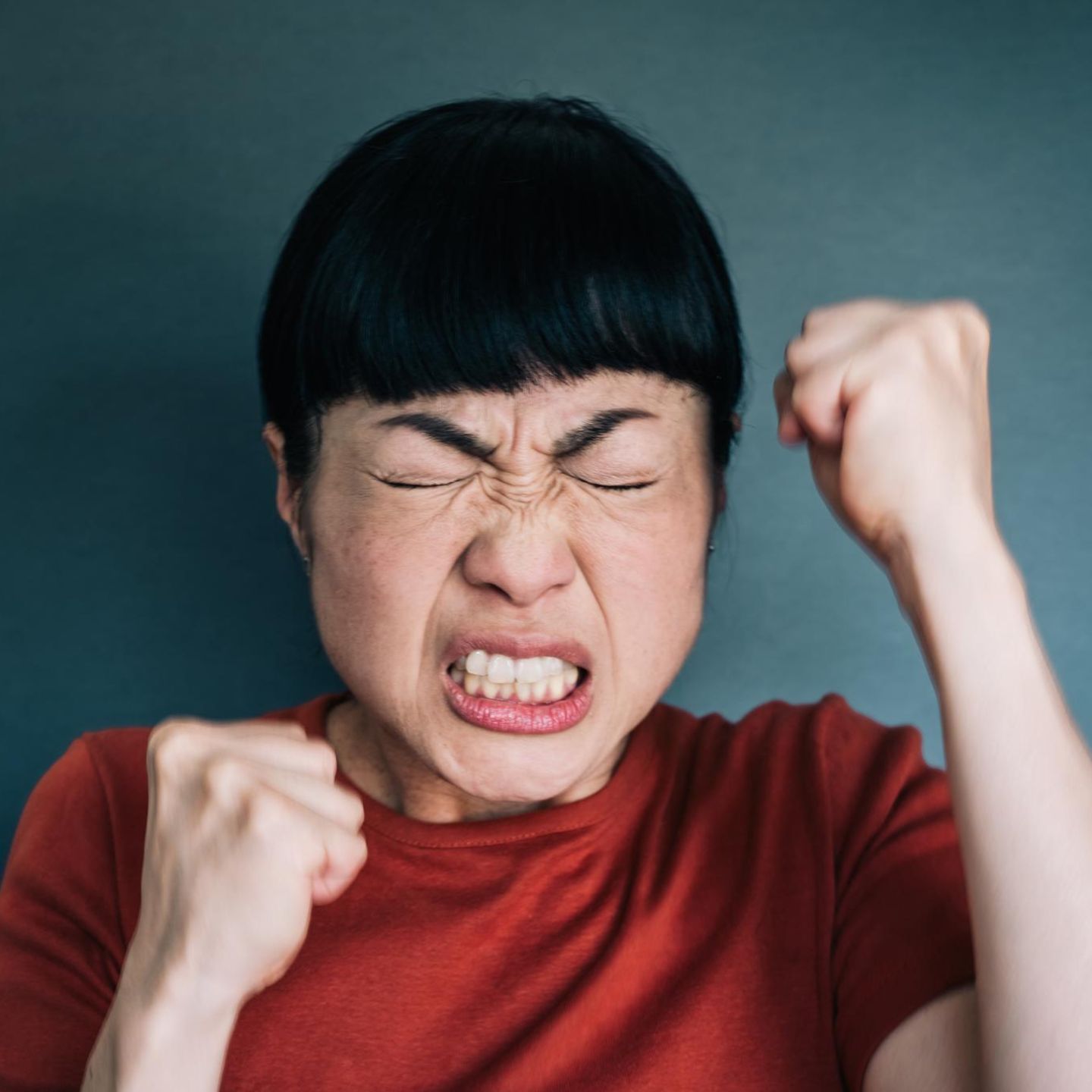 Symbolfoto Borderline: Frau ballt die Fäuste