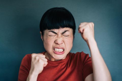 Symbolfoto Borderline: Frau ballt die Fäuste