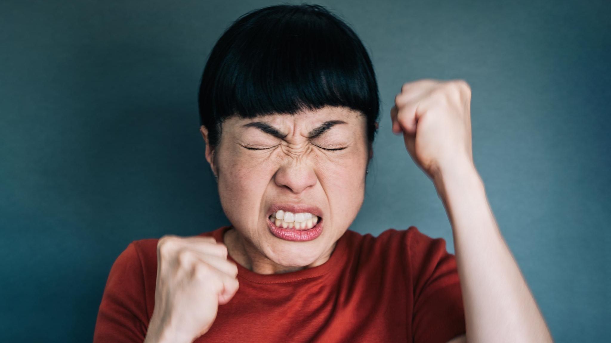 Symbolfoto Borderline: Frau ballt die Fäuste