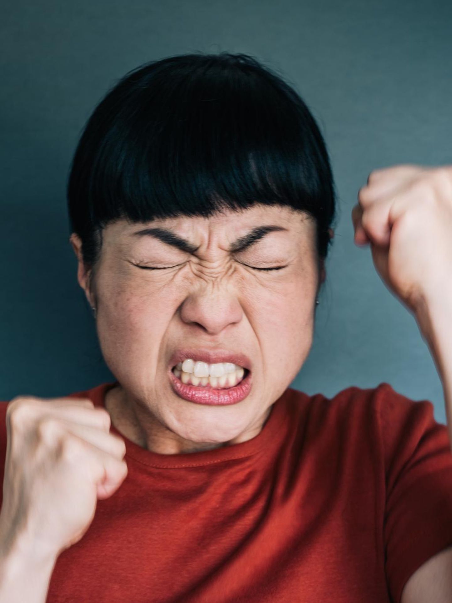 Symbolfoto Borderline: Frau ballt die Fäuste