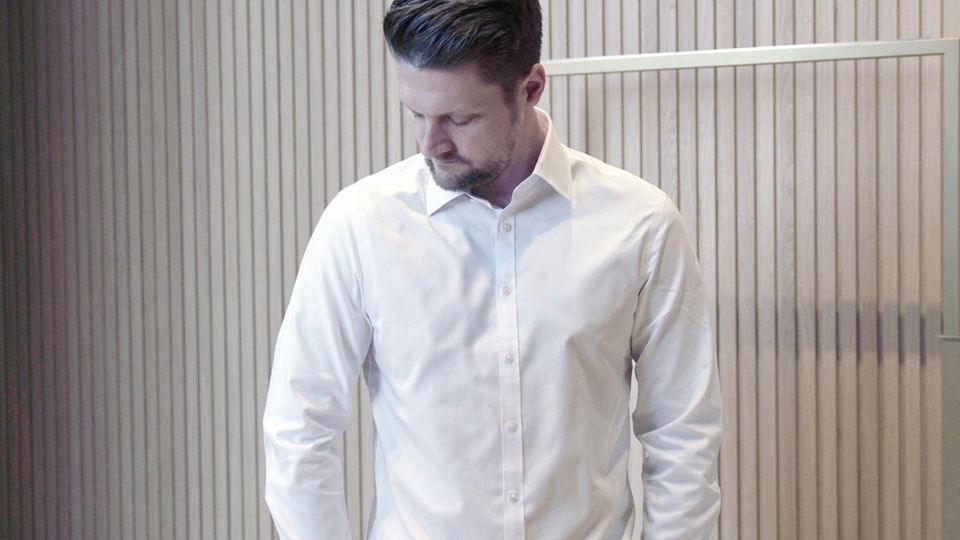 Der Tester in einem der Hemden