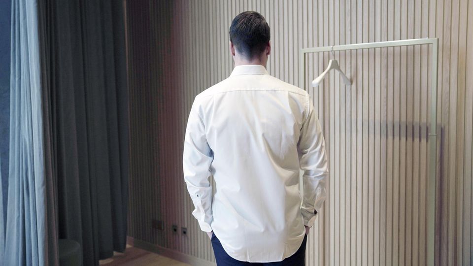 Der Tester im Seidensticker-Hemd von hinten