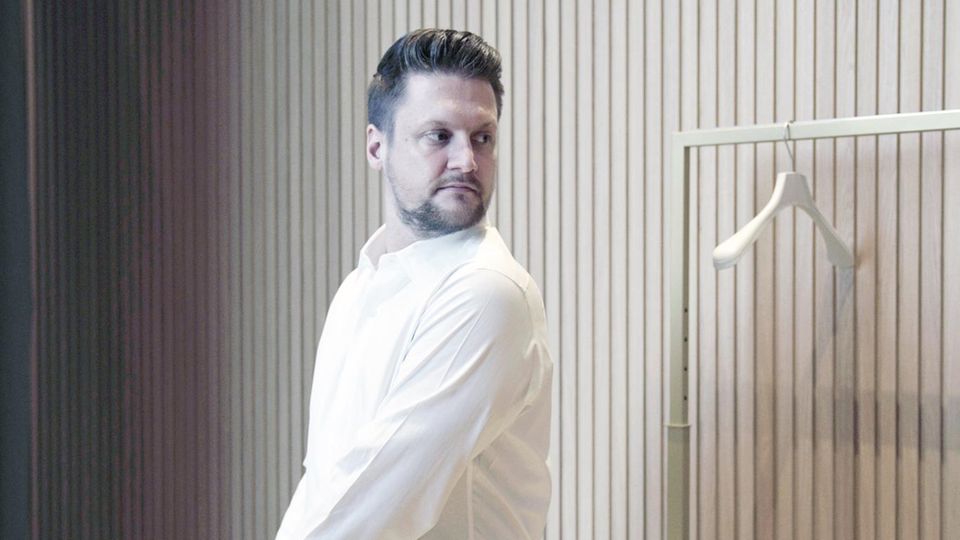 Der Tester prüft das Tragegefühl des Hemds