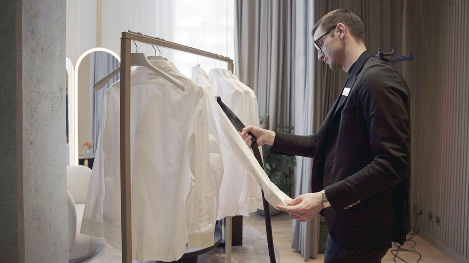 Ein Breuninger-Mitarbeiter steamt die Hemden vor dem Tragen