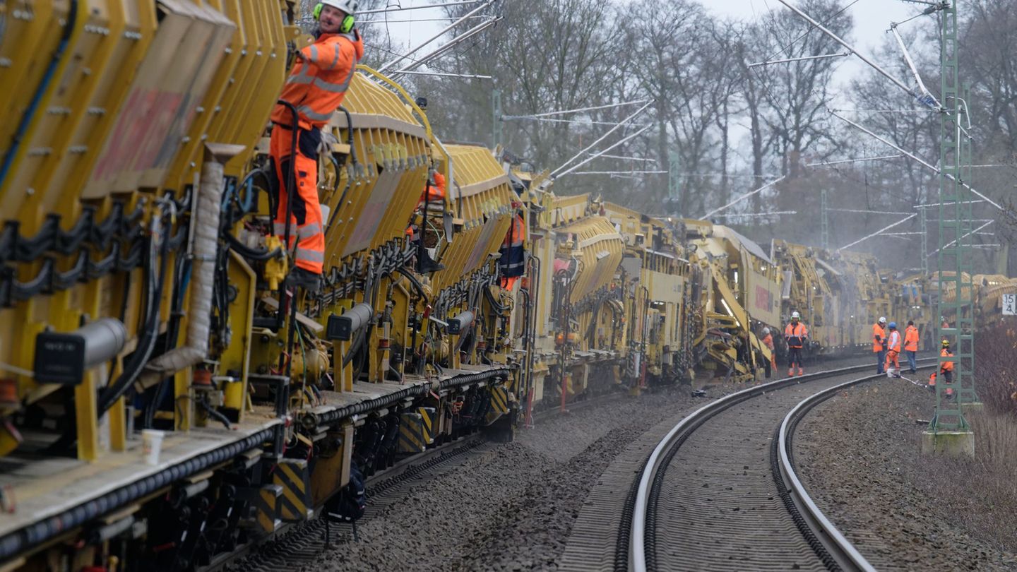 800 Meter lang ist der Spezialzug, der das Gleisbett erneuert. Foto: Henning Kaiser/dpa