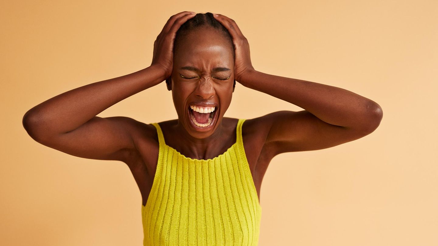 Symbolfoto Borderline: Eine Frau hält sich den Kopf