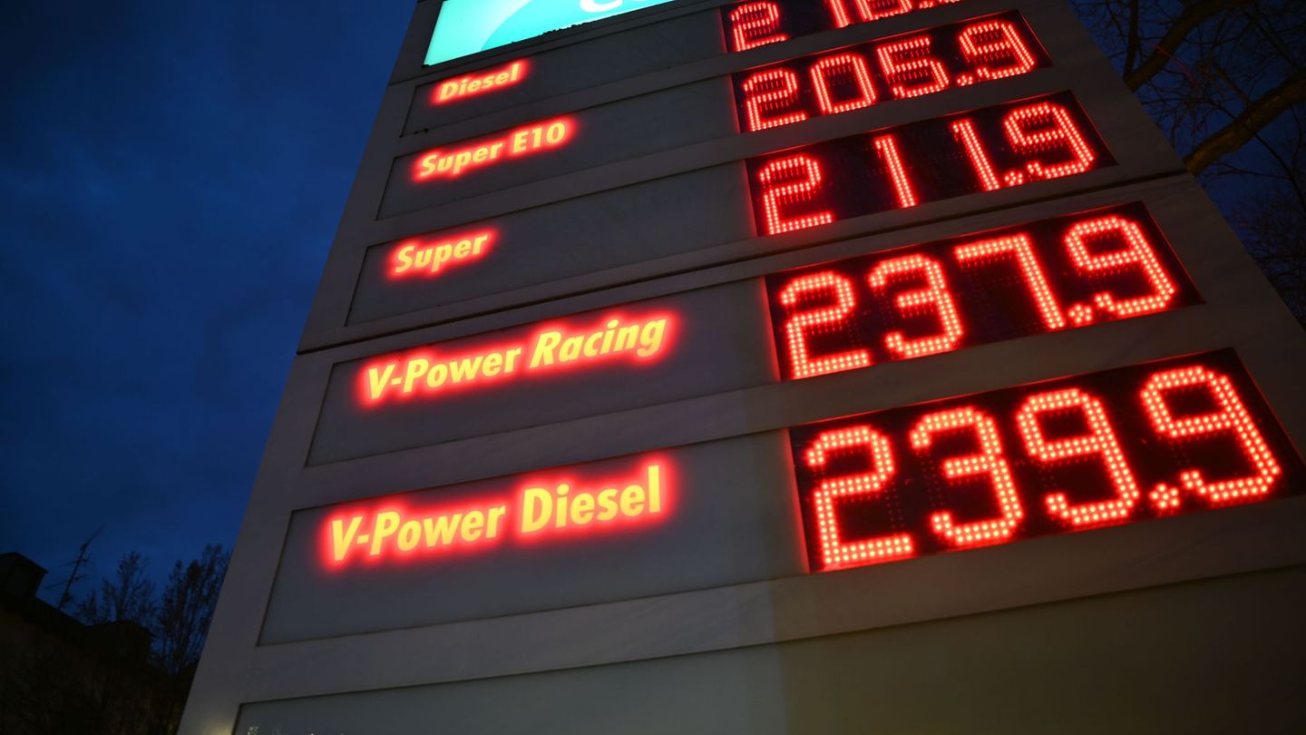 Turbulenzen am Ölmarkt: Teurer Sprit: Hoffnung auf Entlastung durch Ölreserven