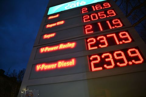 Mehr als zwei Euro für den Liter Sprit sind inzwischen fällig. Foto: Katharina Kausche/dpa