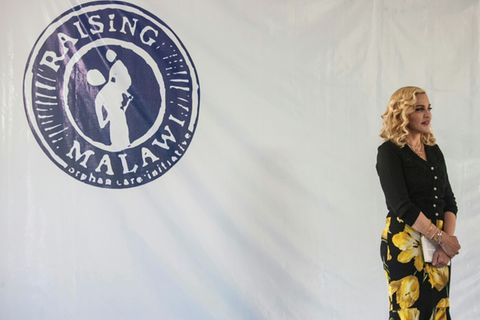 Madonna vor dem Logo ihrer Stiftung Raising Malawi