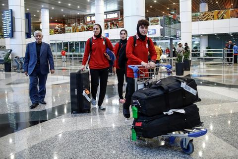 Iranische Fußballerinnen am Flughafen von Kuala Lumpur