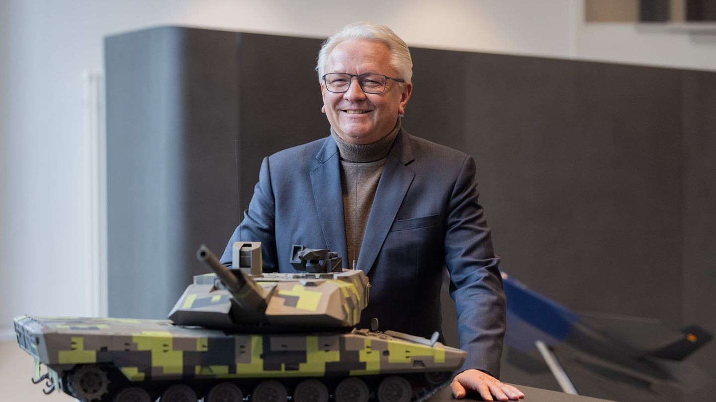 Ein Modell des Kampfpanzers Panther, den Rheinmetall in Italien baut und erste Exemplare 2028 ausliefern möchte. Foto: Rolf Venn