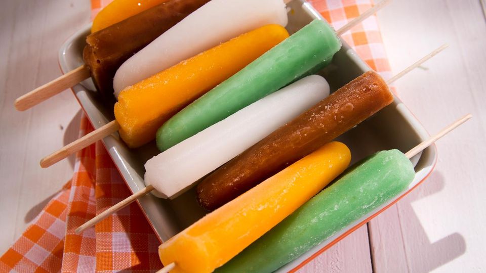 In einer Backform stapelt sich selbstgemachtes veganes Eis am Stiel