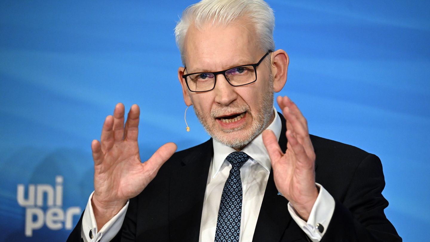 Der Energiekonzern Uniper will erstmals seit vier Jahren wieder eine Dividende zahlen. Uniper-Chef Michael Lewis sieht darin ein