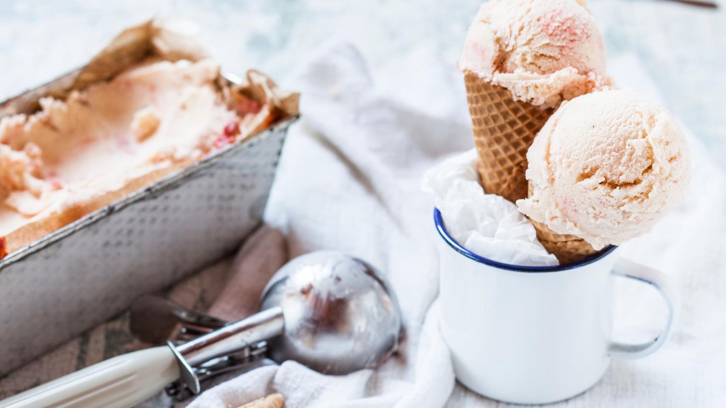 In einer Kastenform ist veganes Milcheis geschichtet. Daneben, in einer Tasse, lehnen zwei Eiswaffeln aneinander