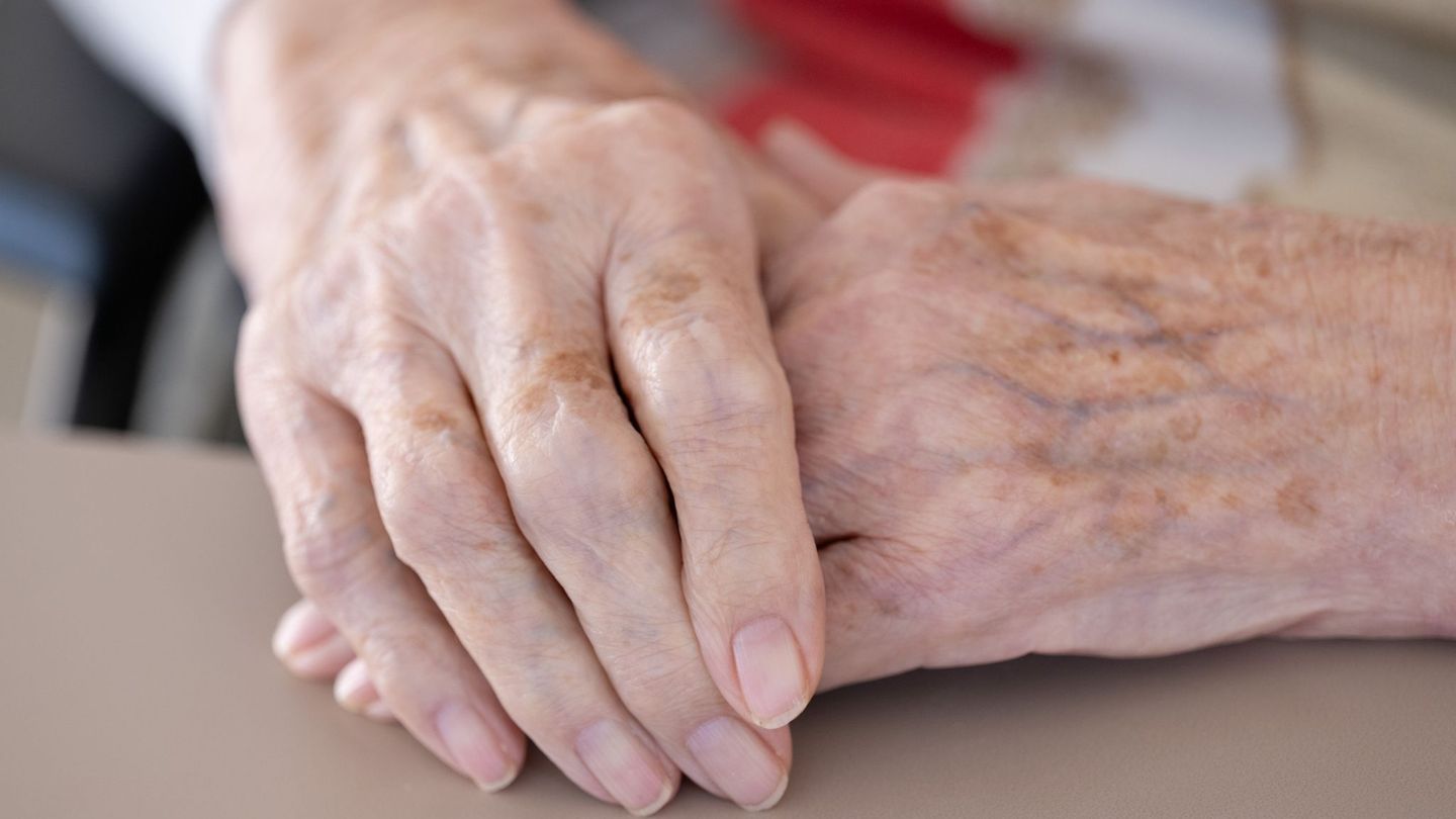 Viele Menschen in Sachsen machen sich Sorgen um eine sichere Pflege im Alter (Symbolbild). Foto: Sebastian Kahnert/dpa