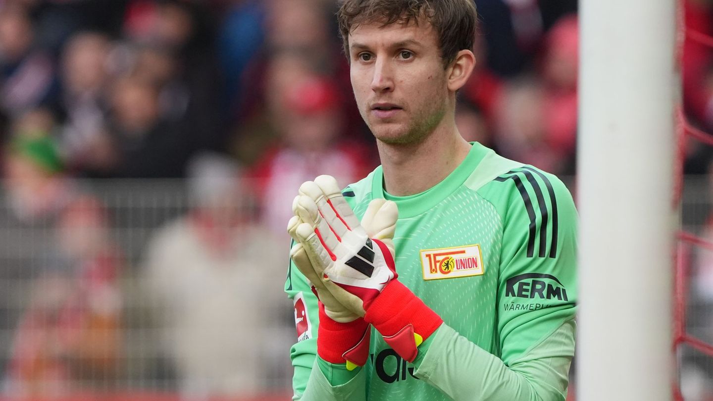 Union Keeper Frederik Rönnow verletzte sich im Training. (Archivbild) Foto: Soeren Stache/dpa