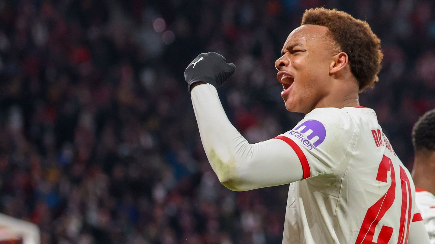 Assan Ouédraogo (RB Leipzig) jubelt nach einem Treffer. Nun steigt er wieder leicht ins Training ein. (Archivbild) Foto: Jan Woi