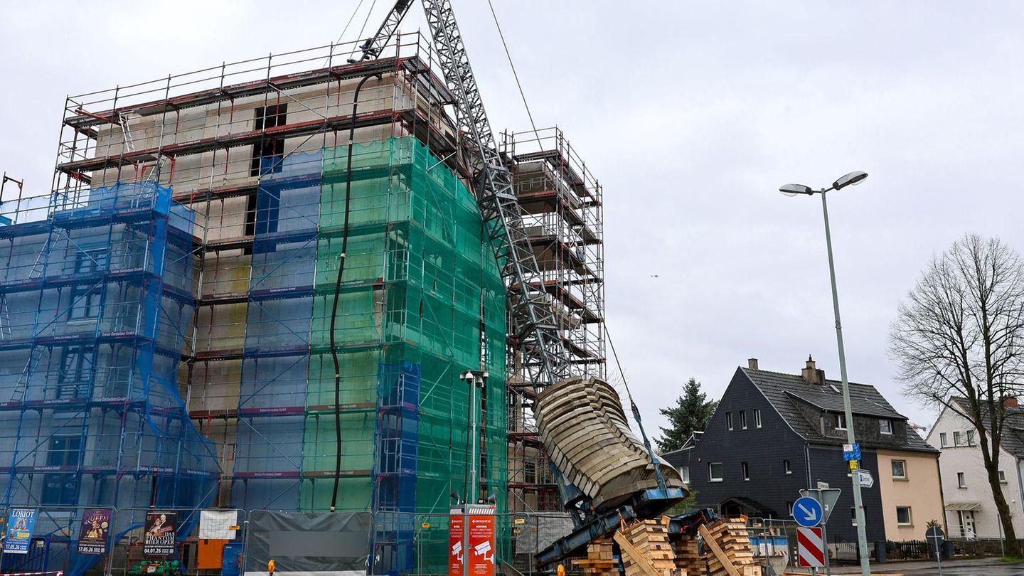 In Schieflage: Baukran umgekippt – Haken schlägt in Haus ein