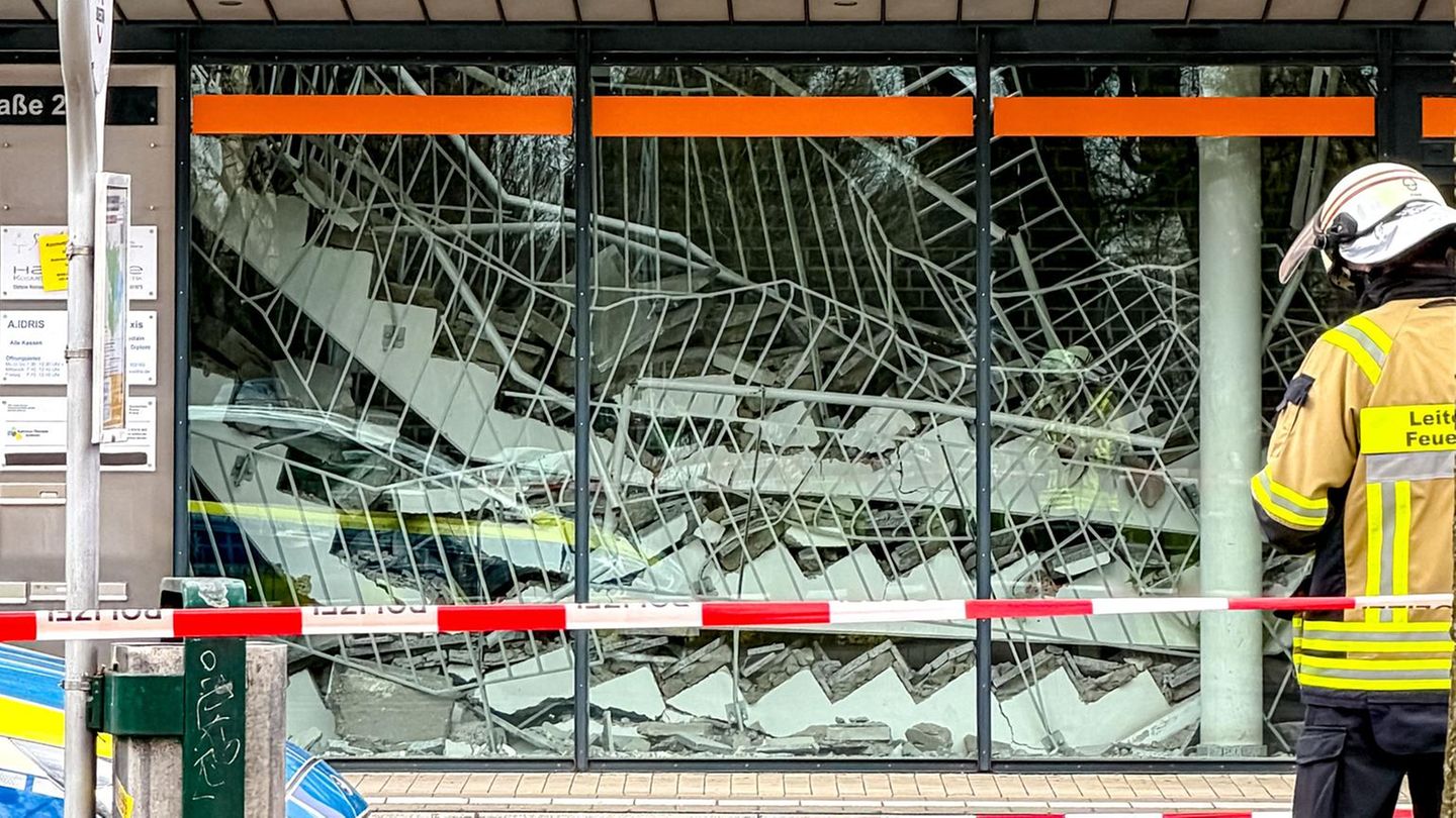 Witten, Deutschland. In einem fünfgeschossigen Ärzte- und Geschäftshaus in der Innenstadt von Witten ist eine Treppe über mehrere Etagen eingestürzt. Verletzt wurde dabei am Vormittag niemand.   Eine Sprecherin der Ruhrgebietsstadt sagte, man gehe nach ersten Erkenntnissen davon aus, dass sich die Treppe im dritten Obergeschoss gelöst habe und dann den Rest bis ins Erdgeschoss mitgerissen habe. Es sei ein großes Glück, dass zum Zeitpunkt des Einsturzes am Vormittag niemand im Treppenhaus gewesen sei. Wie eine Ziehharmonika seien die abgestürzten Treppenläufe im Erdgeschoss zum Liegen gekommen. Die Feuerwehr rettete insgesamt 36 Menschen per Drehleiter aus dem Gebäude.