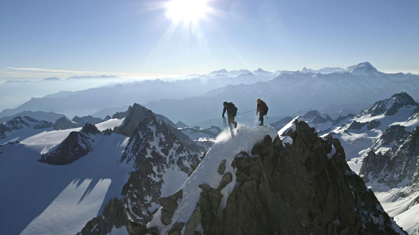 Zwei Menschen beim Bergsteigen