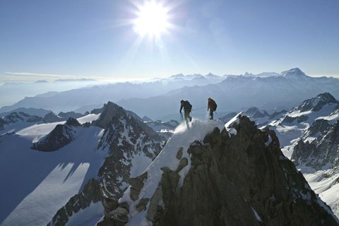 Zwei Menschen beim Bergsteigen