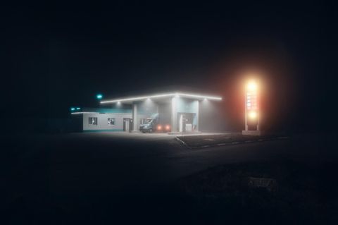 Eine Tankstelle im diffusen Licht mit Spritpreisen