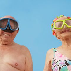 Symbolfoto für gutes Altern: Älteres Paar mit Taucherbrillen