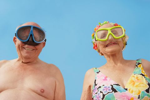 Symbolfoto für gutes Altern: Älteres Paar mit Taucherbrillen