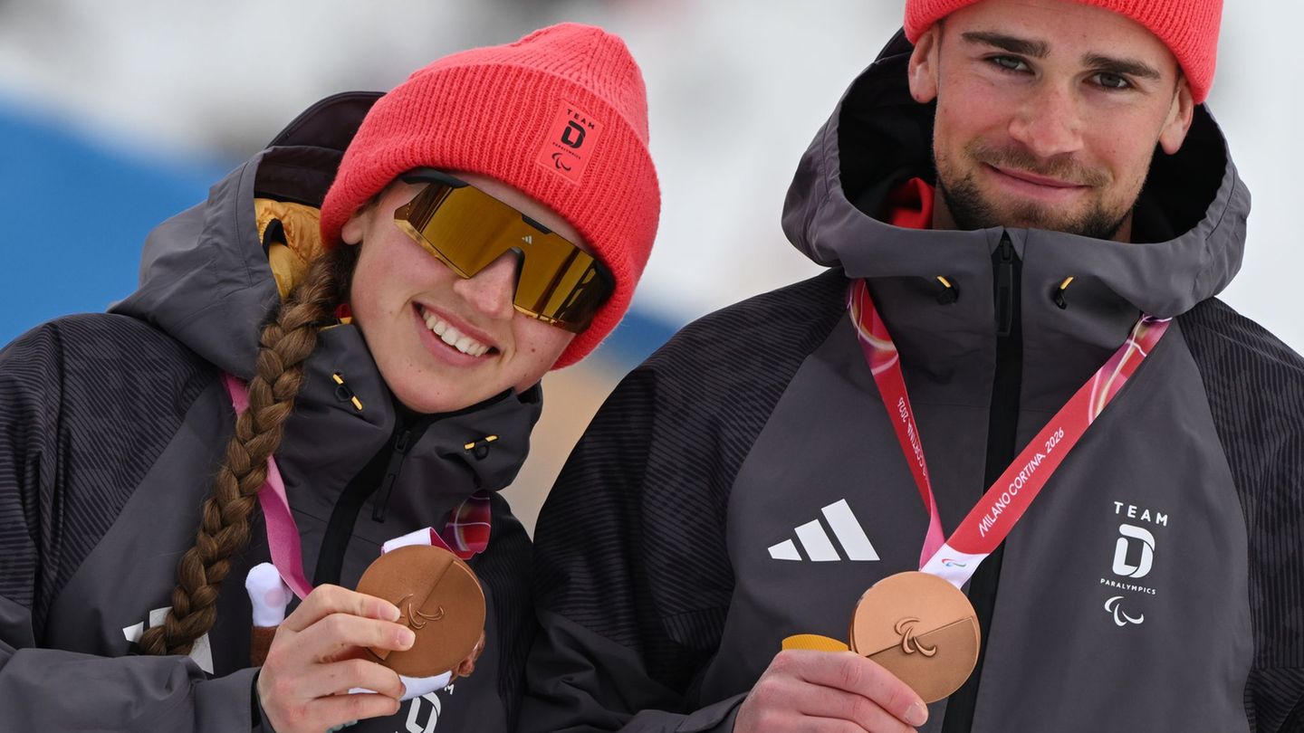 Leonie Walter und Guide Christian Krasman jubeln über Bronze. Foto: Martin Schutt/dpa