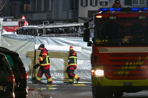 Feuerwehrleute schirmen den Brandort in Kerzers ab
