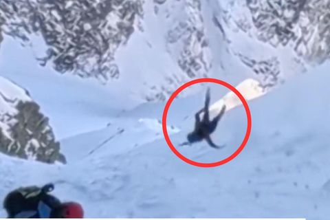 Bergsteiger fällt Hang hinab