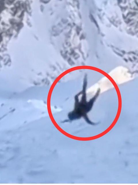 Bergsteiger fällt Hang hinab