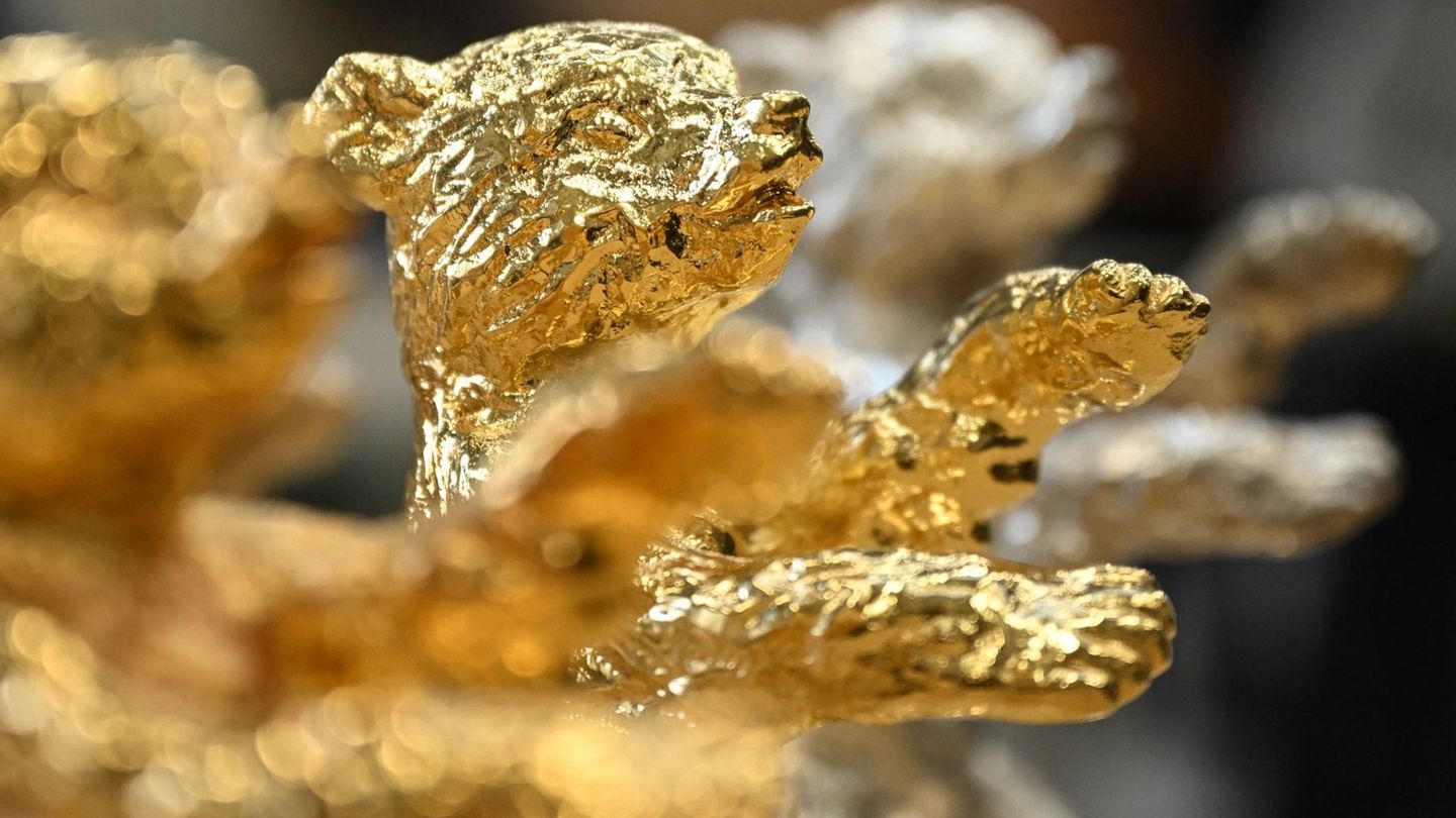 Auch die diesjährigen Berlinale-Bären entstanden in der Bildgießerei Noack. Foto: Britta Pedersen/dpa