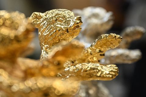 Auch die diesjährigen Berlinale-Bären entstanden in der Bildgießerei Noack. Foto: Britta Pedersen/dpa