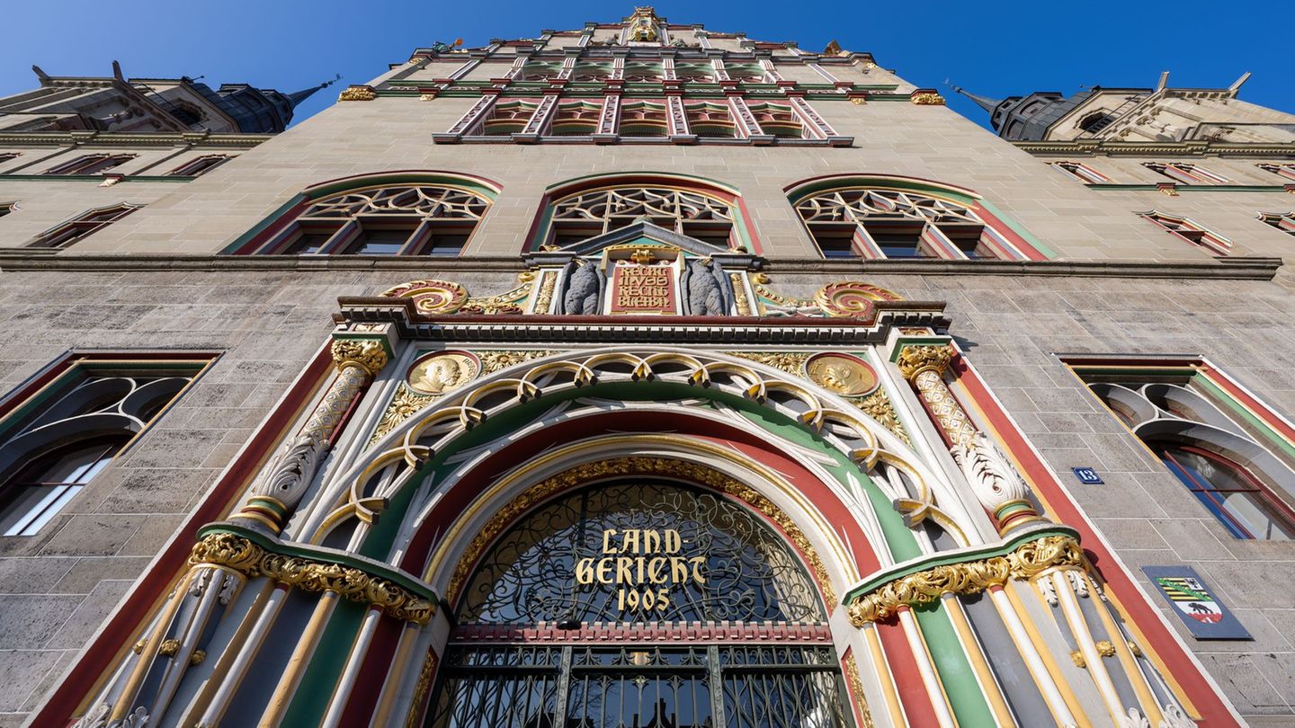 Das Landgericht Halle hat eine Frau nach einer tödlichen Messerattacke vom Vorwurf des Totschlags freigesprochen. (Symbolbild) F