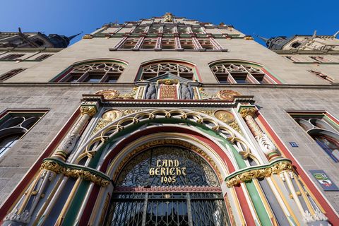 Das Landgericht Halle hat eine Frau nach einer tödlichen Messerattacke vom Vorwurf des Totschlags freigesprochen. (Symbolbild) F