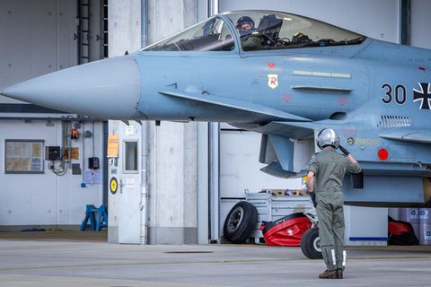 Kurz nach dem Alarm rollt der Eurofighter schon aus dem Hangar. Foto: Jens Büttner/dpa