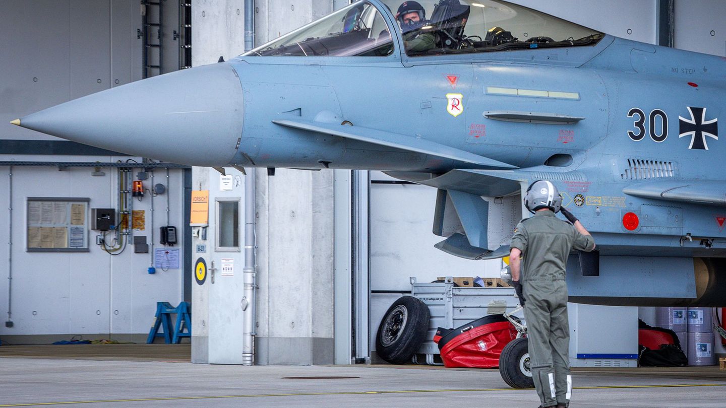 Kurz nach dem Alarm rollt der Eurofighter schon aus dem Hangar. Foto: Jens Büttner/dpa