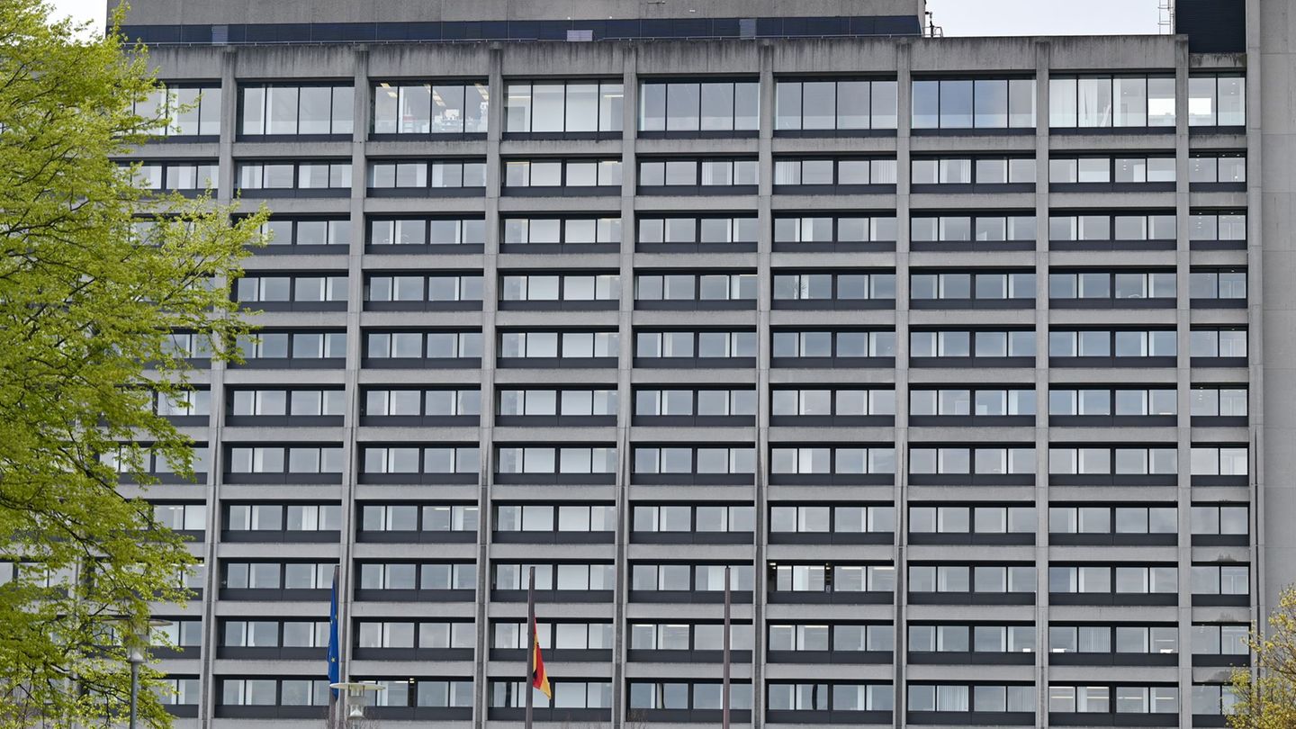 Viel Beton: Das Gebäude im Norden Frankfurts wurde im Stil des Brutalismus errichtet. (Archivbild) Foto: Arne Dedert/dpa