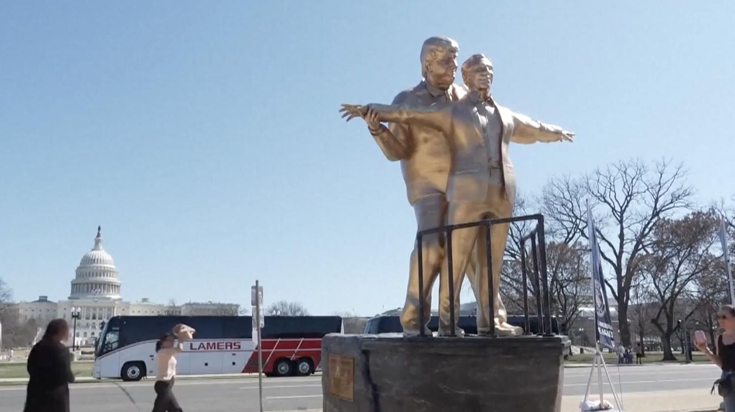 Washington: „Titanic“-Pose mit Epstein: Skurrile Statue verhöhnt Trump