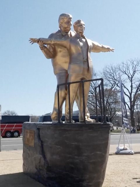 „Titanic“-Pose mit Epstein: Skurrile Gold-Statue verhöhnt Trump
