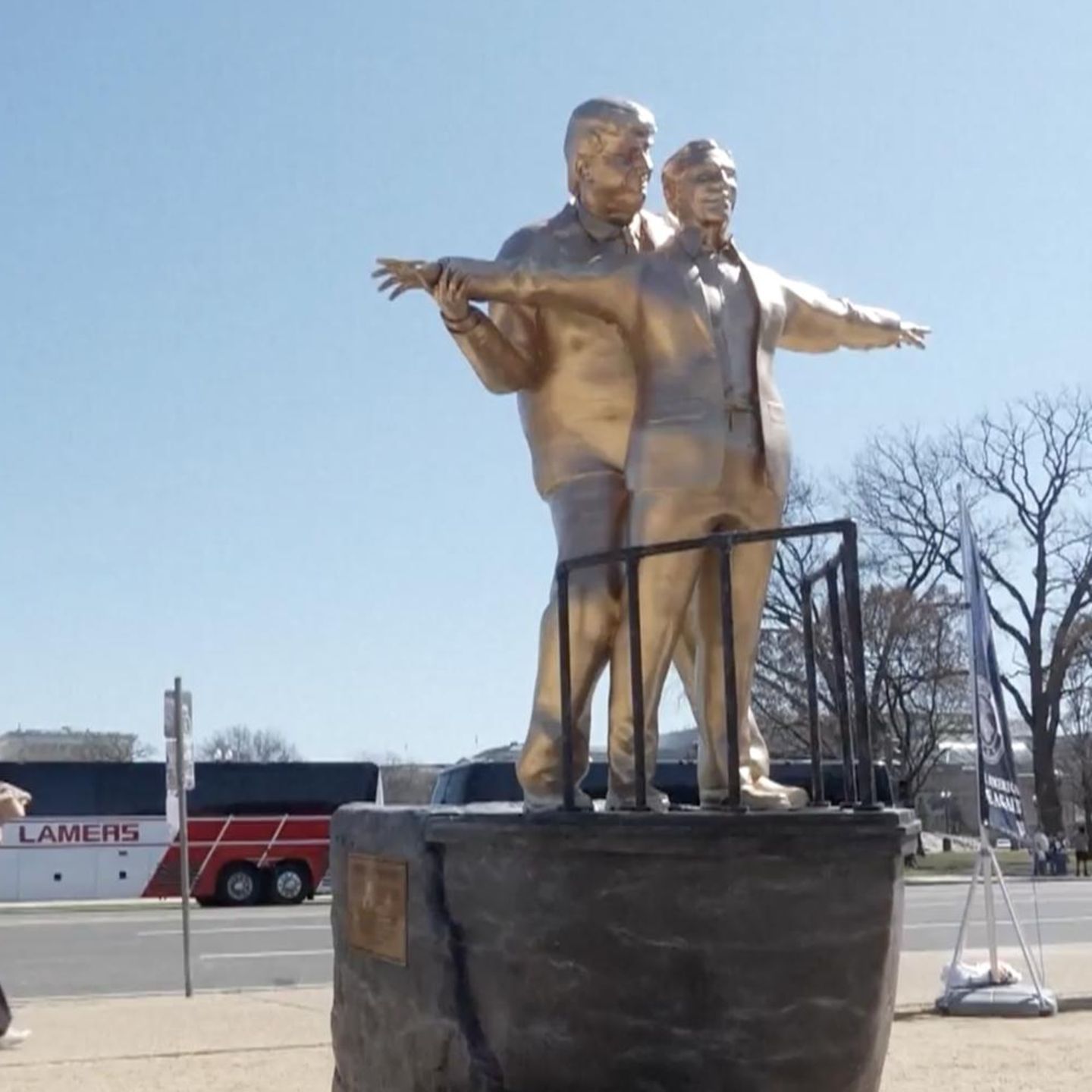 „Titanic“-Pose mit Epstein: Skurrile Gold-Statue verhöhnt Trump