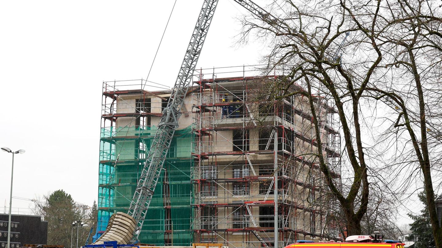 In Schieflage: Baukran kippt um – Haken schlägt in Haus ein