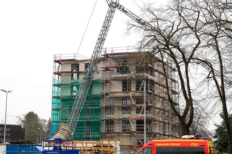 Ein Baukran ist in Erkrath nahe Düsseldorf auf einen Rohbau gekippt. Der Haken schlug in einem Wohnhaus ein. Foto: Matthi Rosenk