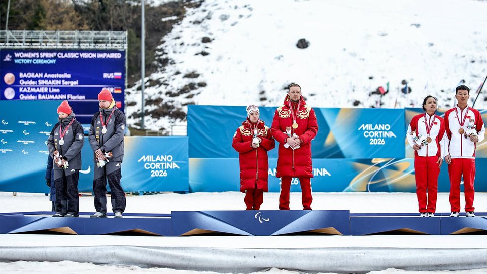 Kazmaier und Baumann (l.) wenden sich von der russischen Goldmedaillen-Gewinnerin ab