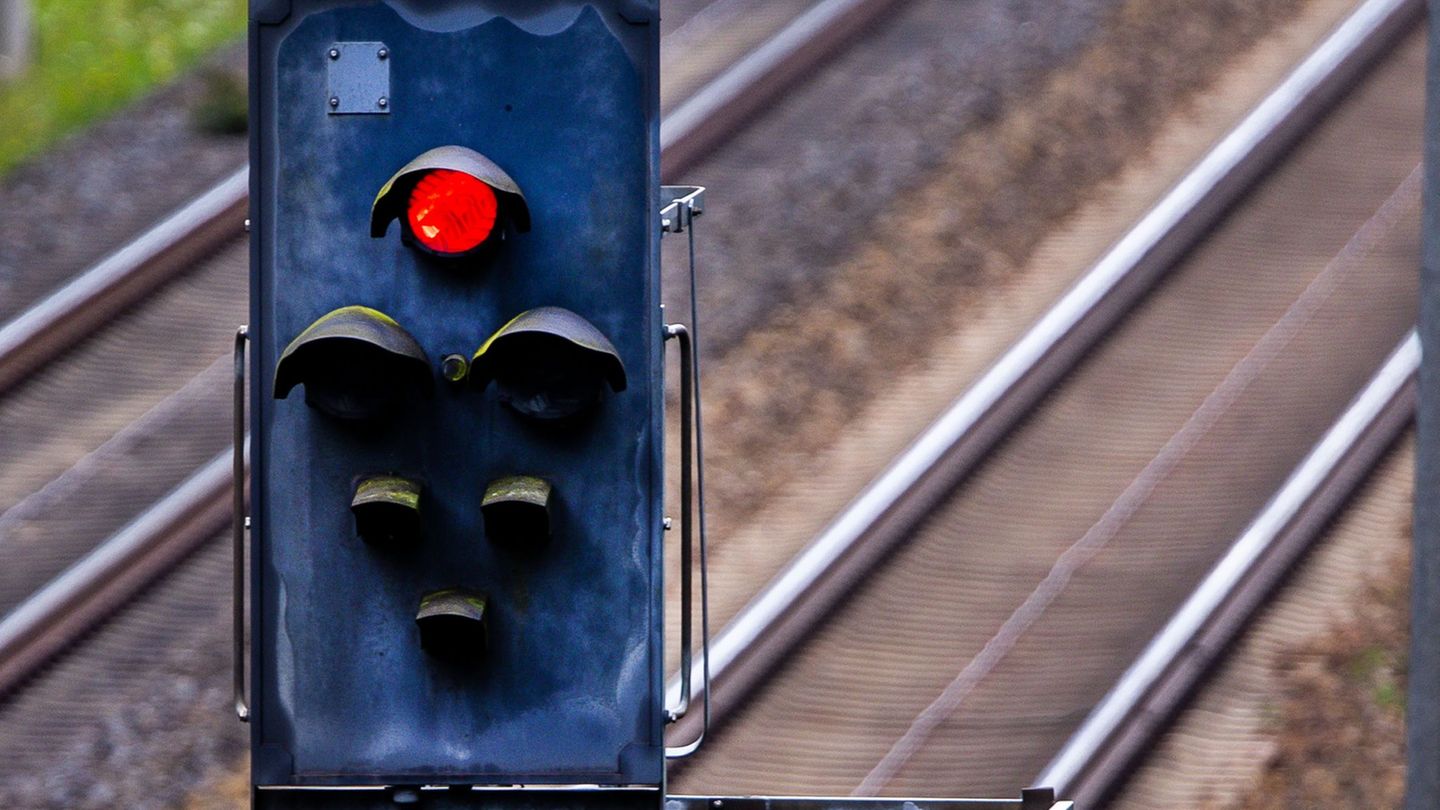 Ein Signal steht auf Rot. Zwischen Berlin und Oranienburg steht der Schienenverkehr komplett still. (Symbolbild) Foto: Jens Bütt